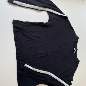 Tröja - Tunnare svart tröja med vita revärer på ärmar