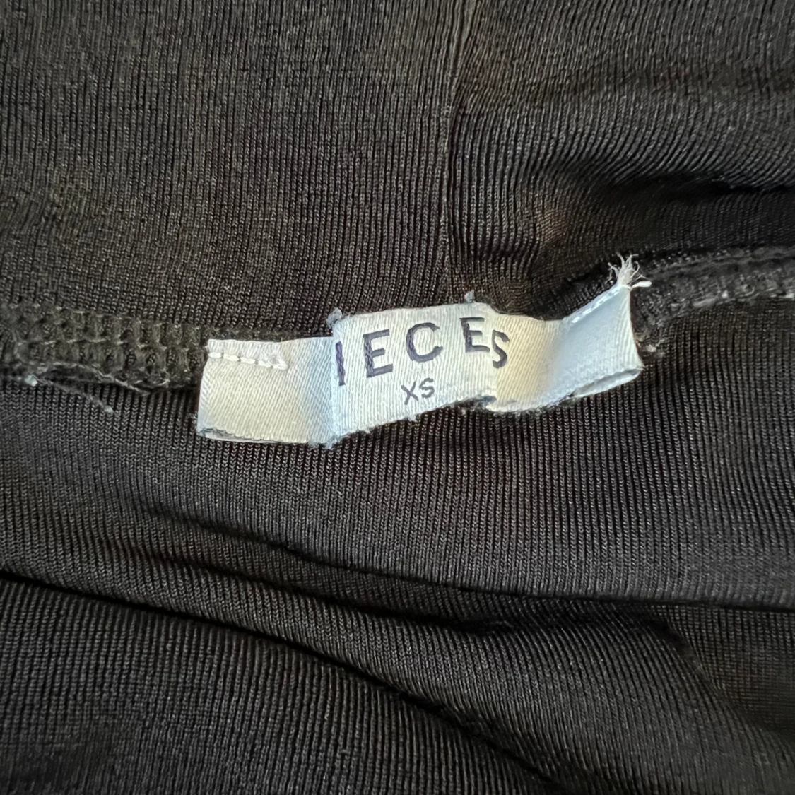 Svart Pieces Off Shoulder Topp - 92