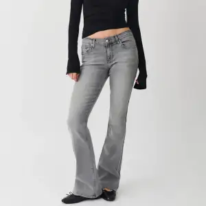 Säljer ett par low waist gråa bootcut jeans i storlek 36. Köpt för 500kr. Är i bra skick då jag knappt andvändt dem. Skriv privat för flera bilder!