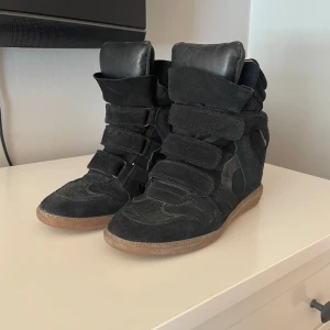 Isabel marant skor - Hej! Säljer min isabel marant skor som jag har köpt begagnat men själv aldrig använt. Bra skick men syns inuti att dom är använda. Storlek 40 men hade funkat för 41 också. Ny pris 5900kr. Mitt pris 1000kr. Hör av dig för mer bilder eller frågor
