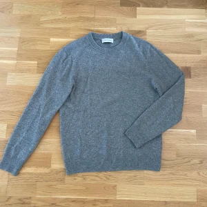 A days march kashmir tröja - A days march Cashmere Crewneck Sweater i färgen Grey Melange. Tröjan är 100% Kashmir och i ett mycket bra skick. Nypris 2500 kr. Hör av dig vid frågor!😄