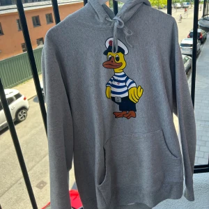 Noah hoodie - Noah hoodie i storlek Large, sitter mer som en medium. Bra skick men väl använd. Hittade en likande på Grailed för 700