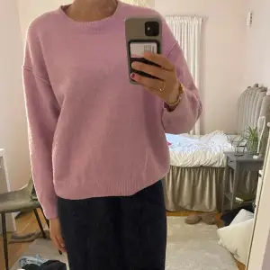 Säljer denna rosa stickade tröja från Weekday, den är köpt för 500 och säljer nu för 200🩷 den är lite nopprig men förutom det inga defekter🩷 skriv vid fler bilder eller frågor annars är det bara trycka på ”köp nu”❣️