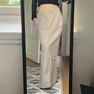 Beige maxikjol - Väldigt fin maxikjol som tyvärr är för lång för mig💕 Har små slitsar på sidorna🌸 Mäter cm tvärsöver midjan och cm lång 