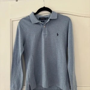 Långärmad piké Ralph Lauren - Säljer en långärmad piké från Ralph Lauren i mycket bra skick. Storleken är M (10-12), alltså M i barnstorlek. Skulle även kunna passa en XS.  Aldrig använd av mig då jag beställde fel.