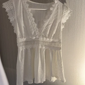 blus - storlek S, vit blus aldrig använt bara testad. skriv för mer information