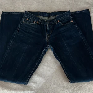 Vintage Lowwaist Levis Jeans - Säljer dessa skitsnygga lågmidjade Levis jeansen för att de inte passar mig. Jeansen är i väldigt bra skick då dem inte är använda mycket 💕 (köpare står för frakten)💕