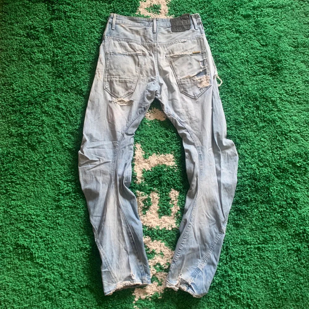 Sköna G-star jeans med naturligt slitage. Vet tyvärr inte vilken modell det är. Uppskattat skick 3/10 (baserat på allt slitage). Skicka ett meddelande innan köp!. Jeans & Byxor.