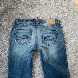 Espirit jeans - Midjemått: 41 cm tvärs över Innerbenslängd: 79 cm Raka/bootcut i modellen, inga slitningar i hälarna❤️