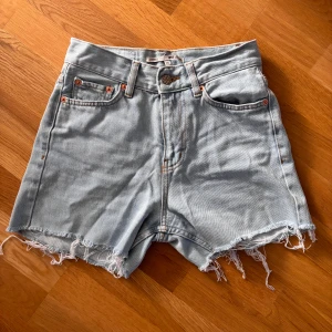 Jeanshorts - Egna klippta shorts från ett par jeans. Bra skick och väldigt sköna!