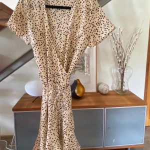 Omlottklänning  - Prickig omlottklänning från Neo Noir strl. M.