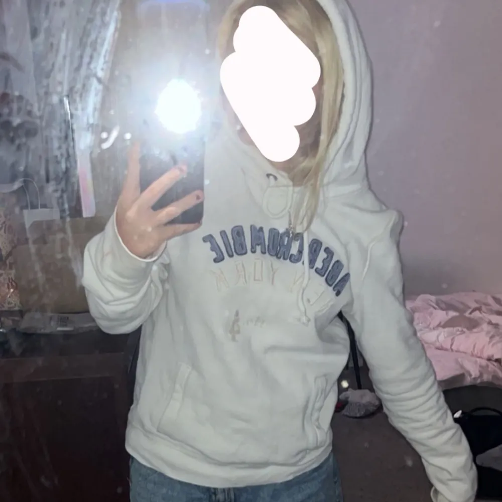 as snygg hoodie och bra skick! storlek L men är väldigt liten och krympt i tvätt så skulle mer säga att den är xs. . Hoodies.