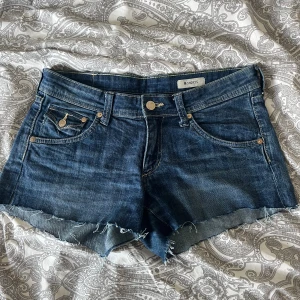 Lågmidjade jeansshorts - Superfina lågmidjade jeansshorts från HM som inte kommer till användning längre💗 Storlek 36 men passar också någon med 34! Skriv för bilder på💕