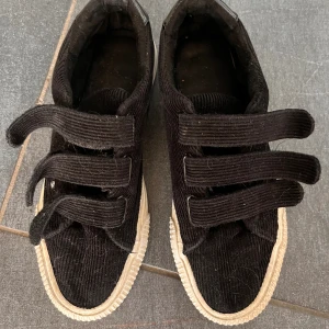 Skor - Säljer dessa skor från zalando i strl 39  Skorna tvättas innan den skickas