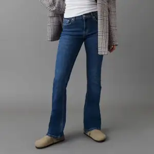 Säljer dessa lågmidjade jeans från Gina eftersom de aldrig kom till användning. Jättefin mörkblå färg. 😊🫶🏼 Storlek 32, men är ganska stora 🌷 Skriv om fler bilder behövs 😊 Nypris 500 kr