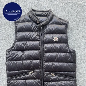 Moncler väst - Moncler gui väst i strl 4. Den har inga flaws alls, däremot är dipen lite trög ibland men inte något som är ett problem. Tags och kvitto finns 😃 hör gärna av er vid frågor👍