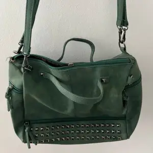 Super cool grön väska. Köpt second hand för 250kr så vet tyvärr inte märket😊