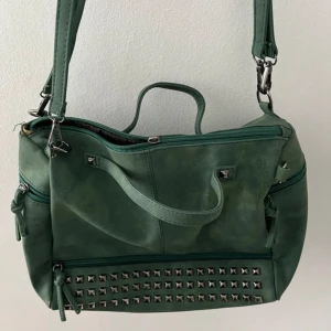 Grön väska - Super cool grön väska. Köpt second hand för 250kr så vet tyvärr inte märket😊