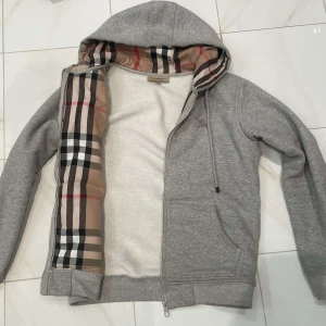 Burberry tröja - Storlek S Jätte fint skick och väldigt bekväm tröja