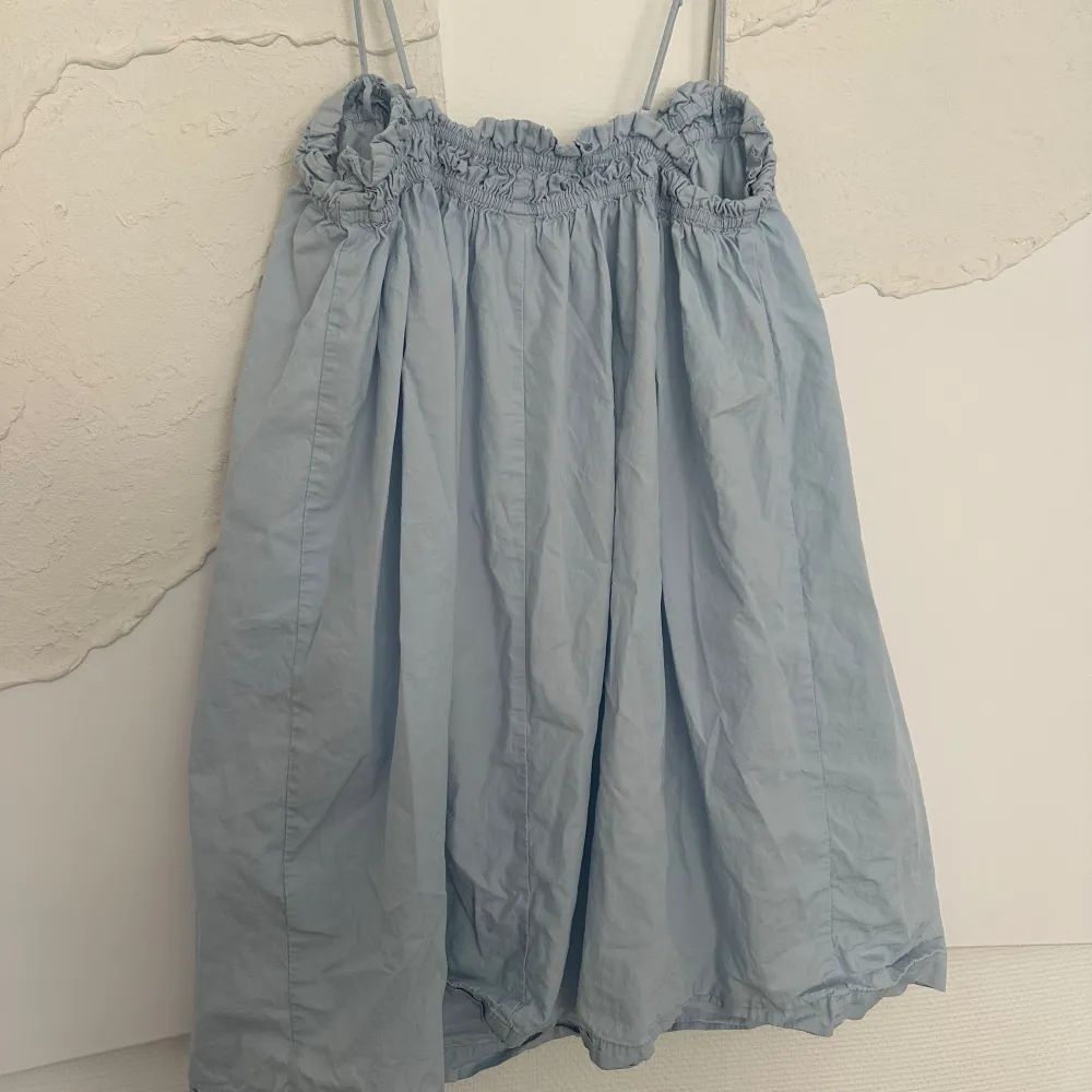 Blå kort klänning från H&M🌻 i skjortmaterial, luftig och skön. Klänningar.