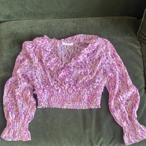 Topp - Vacker rosa/lila topp från IVIVI i storlek S. Köpt från Raglady.💕 Använd mycket sparsamt. 