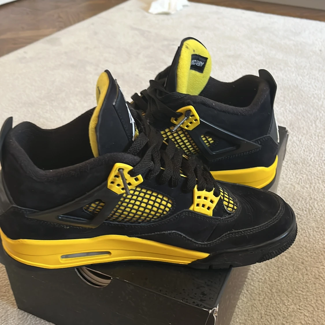Jordan 4 yellow thunder storlek 42 - 92