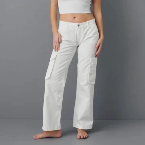 Cargo pants  - Säljer dessa snygga cargo pants från ginatricot som är helt oanvända, nypris 499kr & jag säljer för 159kr!  Pris kan diskuteras 🫶🏼  Storlek 42 men är som en 38/40