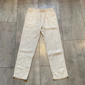 Linnebyxor - Ett par beige linnebyxor från H&M. I väldigt bra skick. Nypris runt 500 säljer för 200