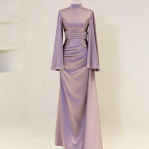 Aftonklänning lila - Rua dress, helt ny. Lång och fin, pytte lite stor i storleken. Passar perfekt för bal och fina event. Materialet är satin, dock är materialet lite tjockt. 163 cm 52 kg