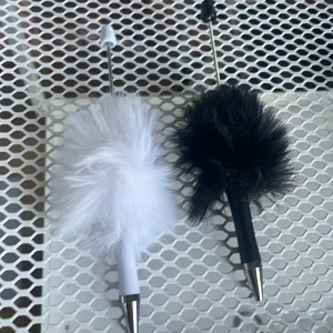 Vit&svart penna  - Två fluff pennor