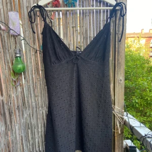 Svart sommar klänning i nytt skick strl M - säljer för att den är för liten, 💕super fint skick använd 1 gång ☀️💘 
