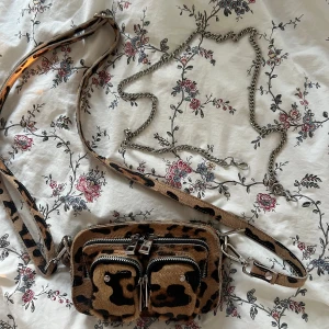 Núnoo väska - Jättefin miniväska från Núnoo, använd 1-2 gånger så fortfarande i nyskick 