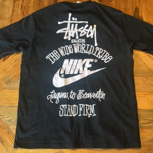 Stussy - Nike X stussy t-shirt. Sommarens fetaste tischa! Sitter riktig bra men tyvärr lite liten på mig. Stolek M men passar S. Cond 9/10. Bara att skriva om ni har frågor 😊🙏