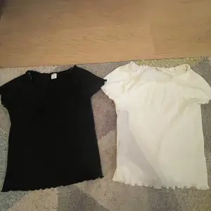 2 fina T-shirts från Lindex. De är stretchiga och passar bra till typ allt. En i vit och en i svart