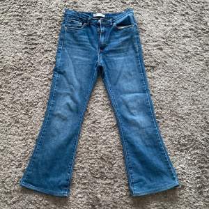 Super snygga Levis Bootcut Jeans i blått!💙 Använda fåtal gånger och är i super bra skick + Coola fickor!!✨ Priset kan diskuteras vid snabb affär✅ ⚠️Tryck ej på KÖP NU!!⚠️