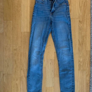 Molly skinny jeans - Skinny jeans från Gina Tricot. Använda men inte slitna någonstans. 