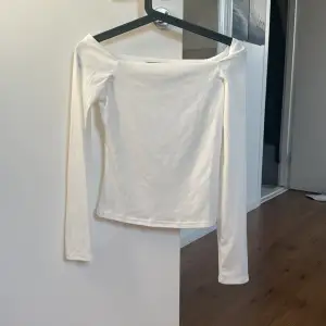 jätte fin vit tröja i storlek M men är mer som XS/S! 