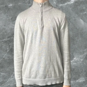Mango Half Zip Tröja - Säljer min mango half zip i 9/10 skick utan några defekter🤩 En tunn tröja i regular fit⭐️ Tröjan är i strl M sitter som S‼️ Modellen är 170cm lång✅ Skriv om ni har några funderingar!🍾🍾
