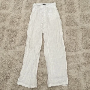 Chelsea Linnebyxor - Säljer nu dessa jättesnygga linnebyxorna från Chelsea som är perfekta till sommaren!!☀️ de förekommer inga större skador på plagget, endast lite skrynkliga på bilden då de inte är styrkta samt en liten fläck nere på benet. Nypris 599kr. 