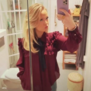 blus från zara - jättefin vinröd blus från zara! Det är jättefin när man ska va uppklädd elr bara casual😍