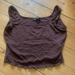 Brun croptop  - Brun croptop som knappt används från shein💕