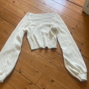 Vit croptop  - Vit croptop som knappt har används, lappen är bortklippt så vet inte vart den är köpt. Den är i ett väldigt stretchigt material💕 
