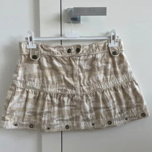 Mini kjol - Jättesnygg militär kjol som inte kommer till användning. Nyskick och inga defekter!!❤️Pris kan diskuteras