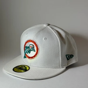 New Era 59Fifty Miami Dolphins Vit Keps Ny - New Era fitted keps i 59Fifty modellen med laget Miami Dolphins på, helt ny. Storlek: 7 3/4” eller 61.5 cm