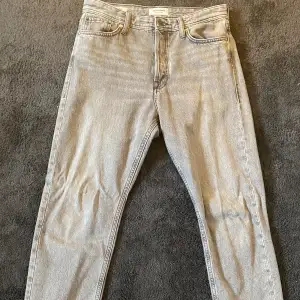 Tjena! Säljer nu mina gråa jack n Jones jeans i modellen ”loose chris”. De är knappt använda då jag har ett liknande par. Det är bara att skriva om du har nån fundering!🙌