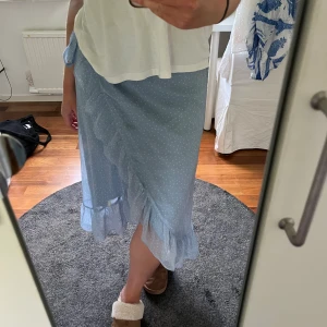 Långkjol  - Jättefin långkjol med ett knyte i ena sidan☺️