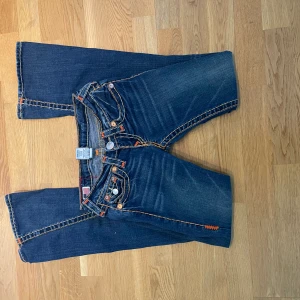Mörk blå true religion jeans - Säljer dessa jeans eftersom de är lite stora 