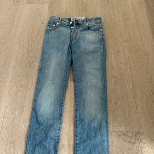 Jacob cohen - Säljer nu dem här slim fit Jacob cohen jeansen i storlek 31, väldigt bra skick. Hör av er för frågor eller funderingar