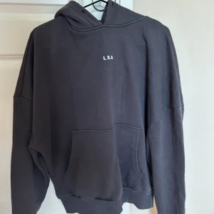 Hoodie från LXA - Svart hoodie från lxa, bra skick!