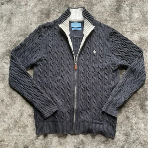 Morris fullzip  - Säljer denna feta Morris fullzip. Den är i storlek M o mörk blå med kabelstickad mönster
